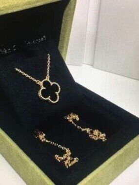 Van Cleef & Arpels 18K gold onyx necklace